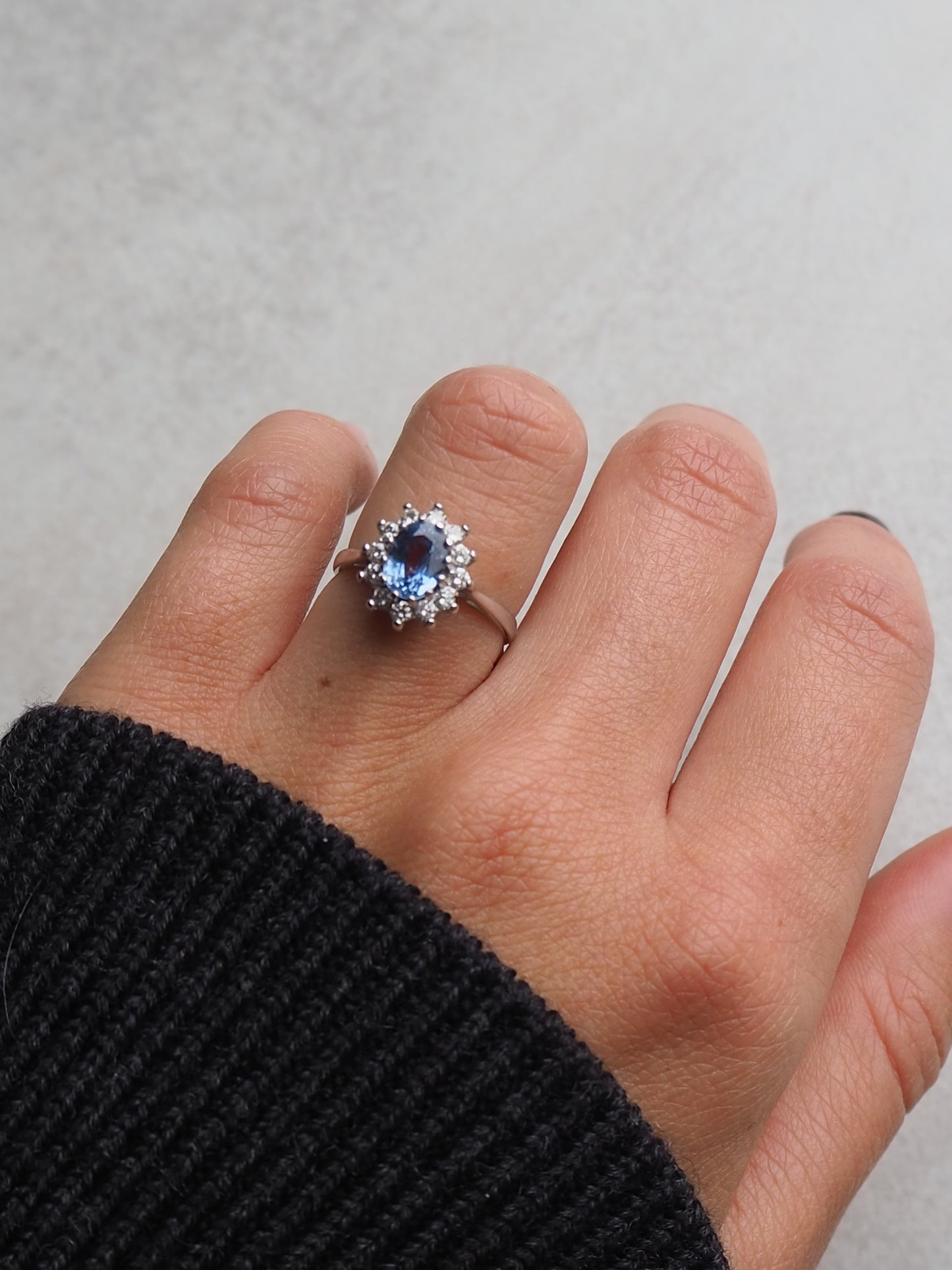 18 CT WHITE GOLD RING SET WITH A TANZANITE AND A DIAMOND HALO