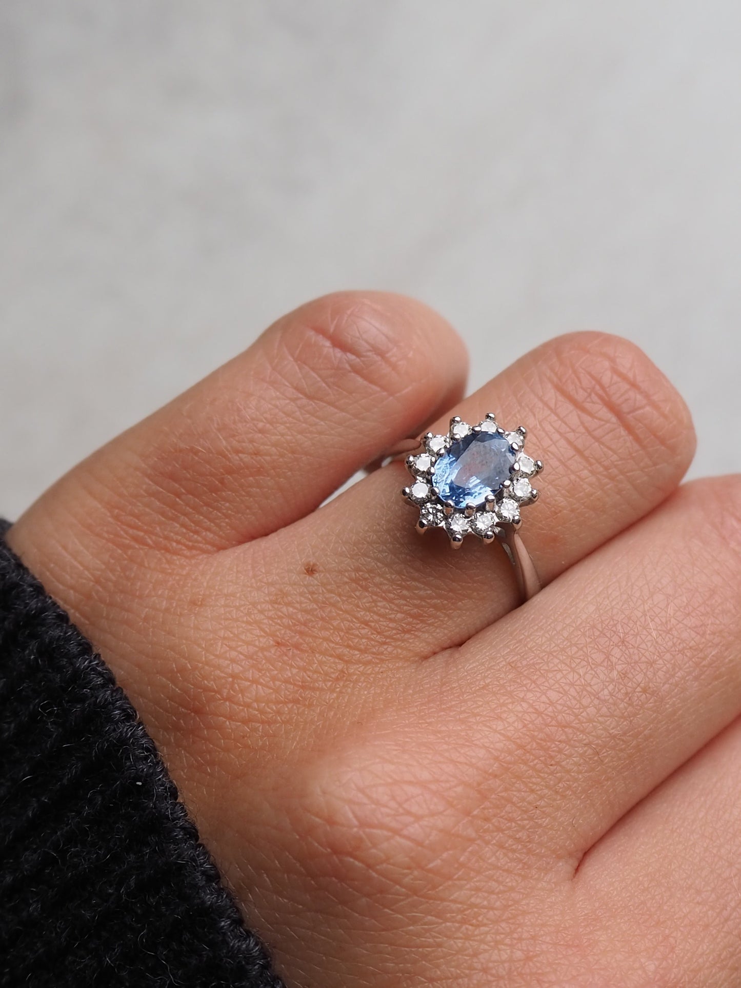 18 CT WHITE GOLD RING SET WITH A TANZANITE AND A DIAMOND HALO