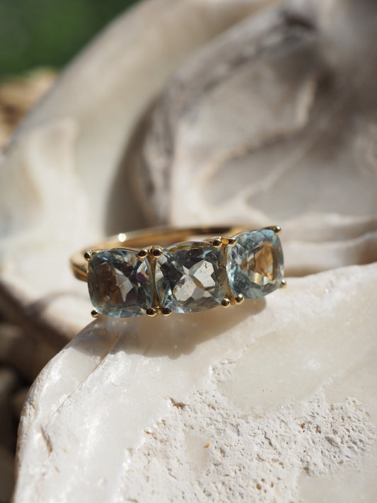 9 CT GOLD AQUAMARINE RING