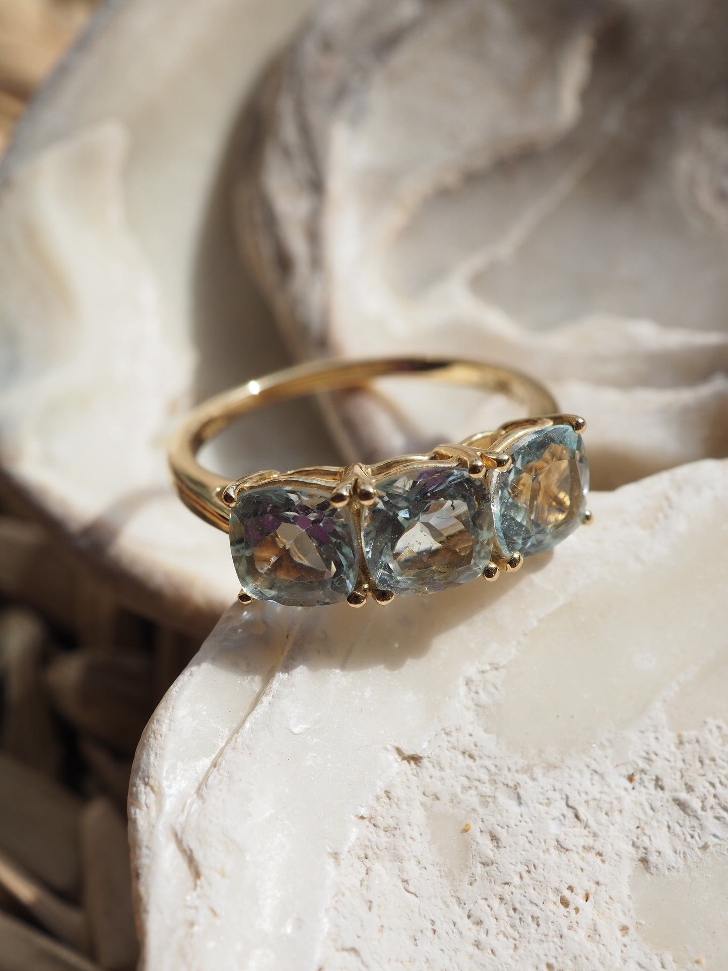 9 CT GOLD AQUAMARINE RING