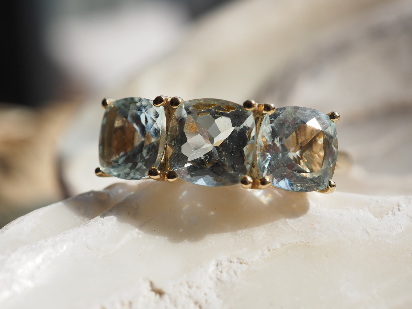 9 CT GOLD AQUAMARINE RING