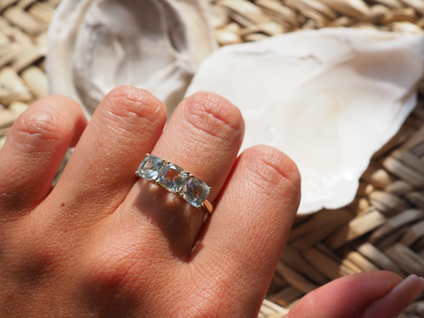 9 CT GOLD AQUAMARINE RING