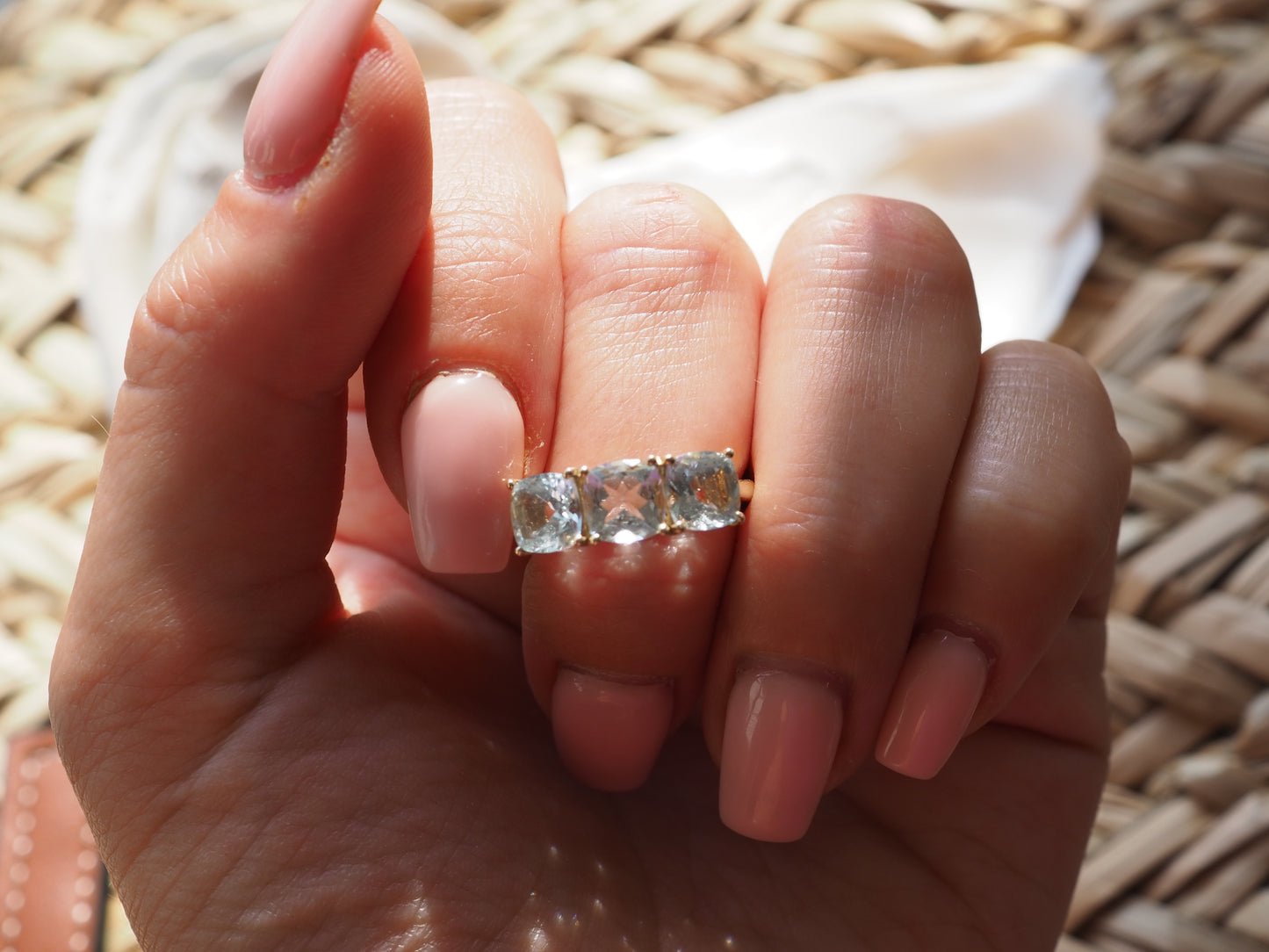 9 CT GOLD AQUAMARINE RING