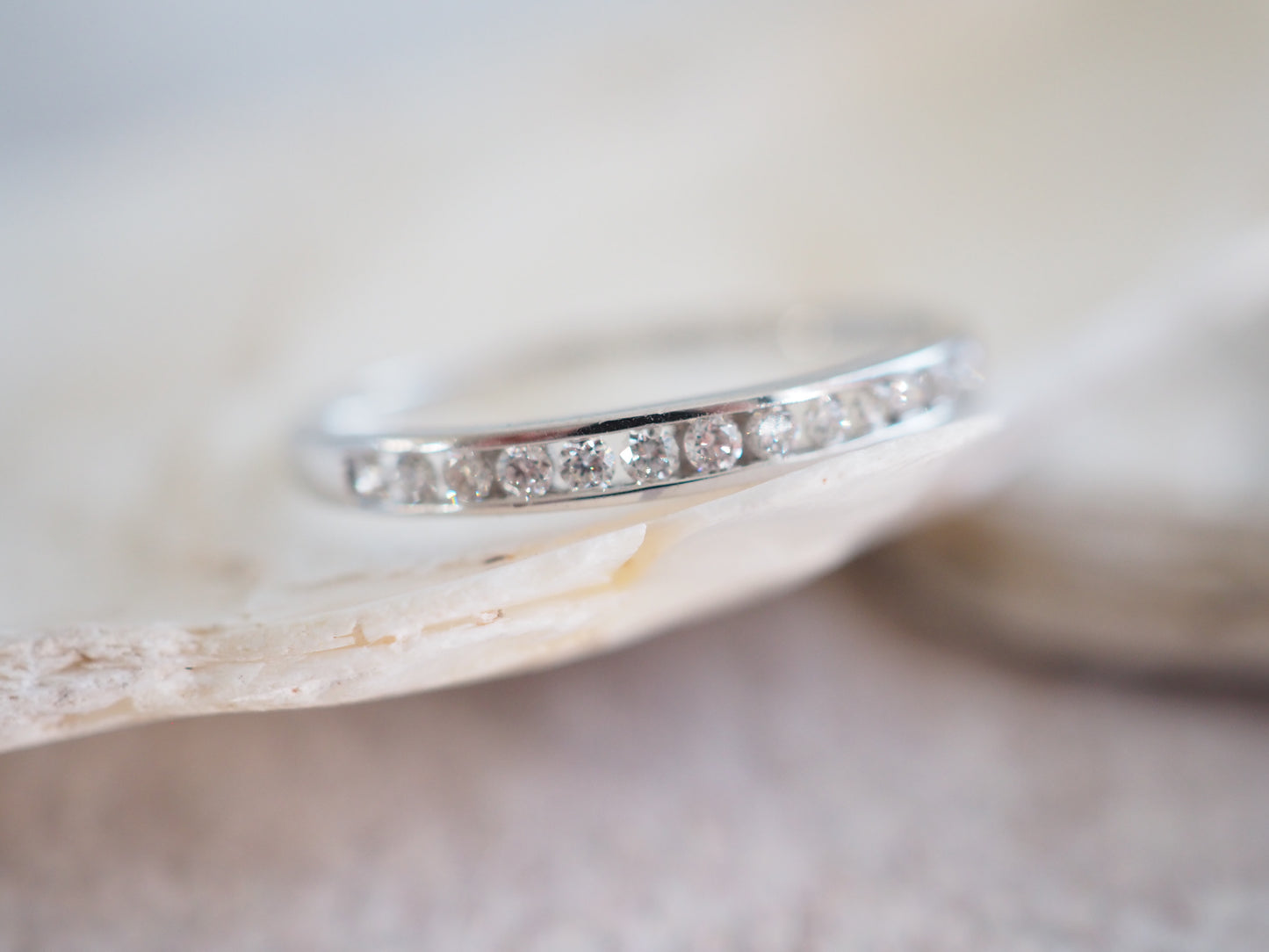 9 CT WHITE GOLD DIAMOND HALF ETERNITY RING